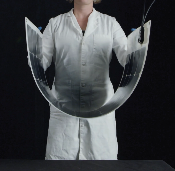 sol-go-flexible-solar-panel-bending